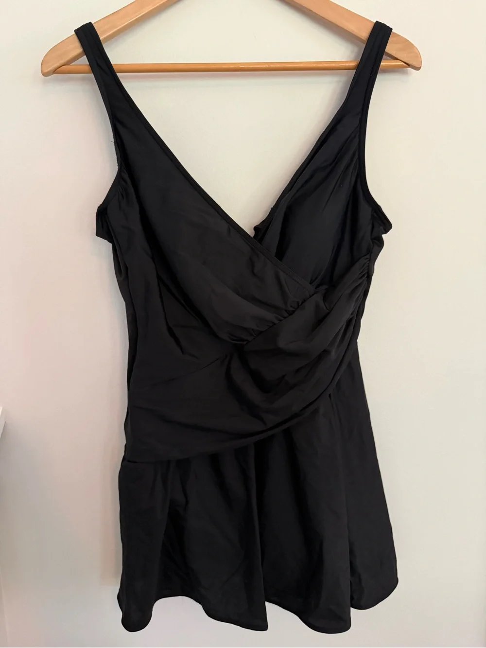 MiracleSuit Aurora Classic Black V-Neck Swimdress size 16 - Picture 3 of 15